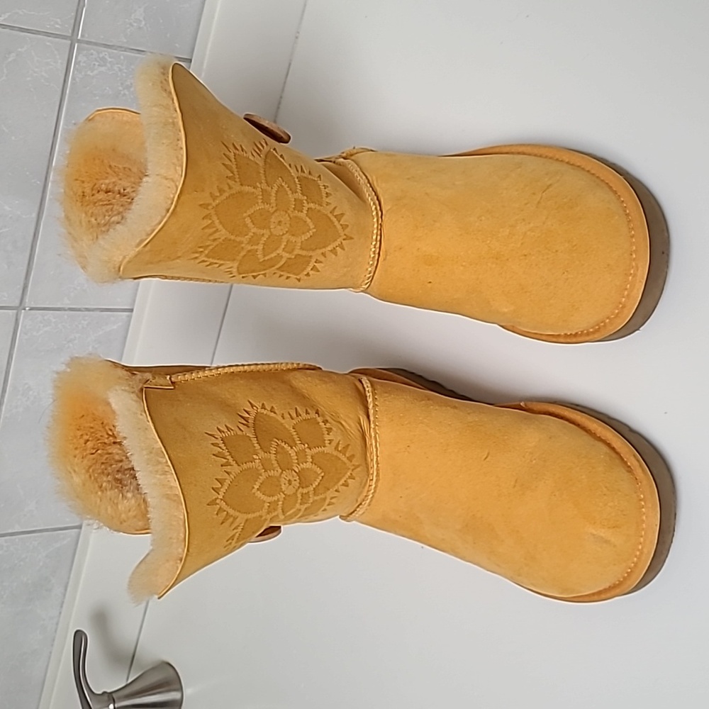 EUC Golden yellow UGG Boots sz 8